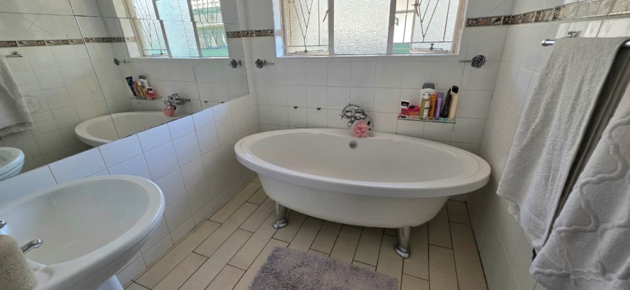 4 Bedroom Property for Sale in Naudeville Free State